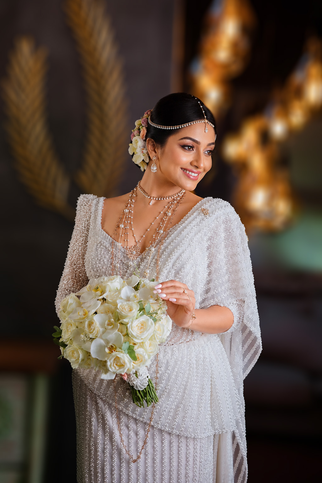 සාම්ප්‍රදායික මංගල ඇඳුමින් සැරසුණු මනාලියක්